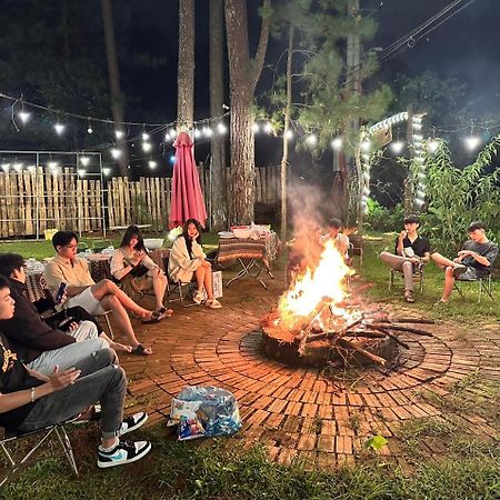 S'Nghe Homestay Mang Den Kon Von Kla Esterno foto